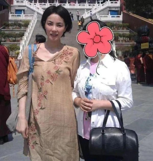 嘉多网 王菲在福建寺庙祈福被偶遇，棉麻素衣加持，美成“人间仙子”